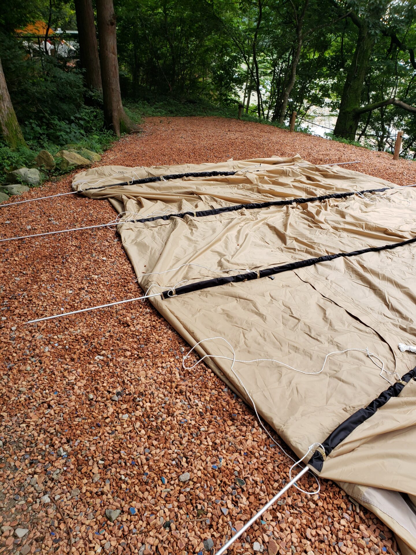 カマボコ型テント設営２